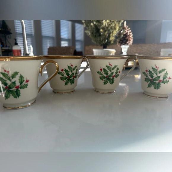 Lenox Holiday China Cups Holly/Berry
Gold Band USA Set of four - Picture 1 of 5